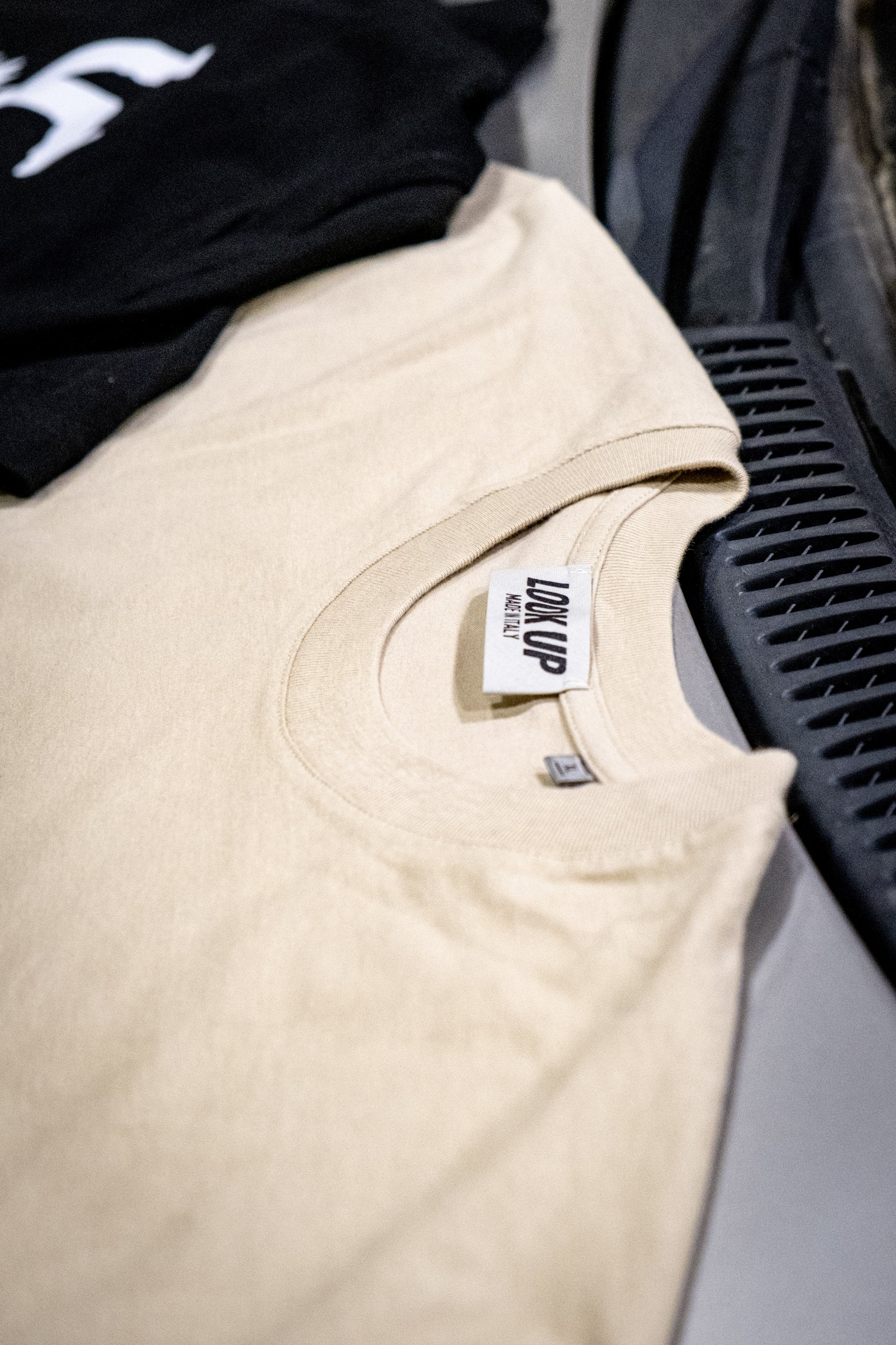 T-SHIRT “LOOK IN MY EYES” SAND
